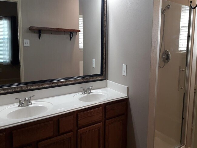 Building Photo - 14546 Bergenia Dr