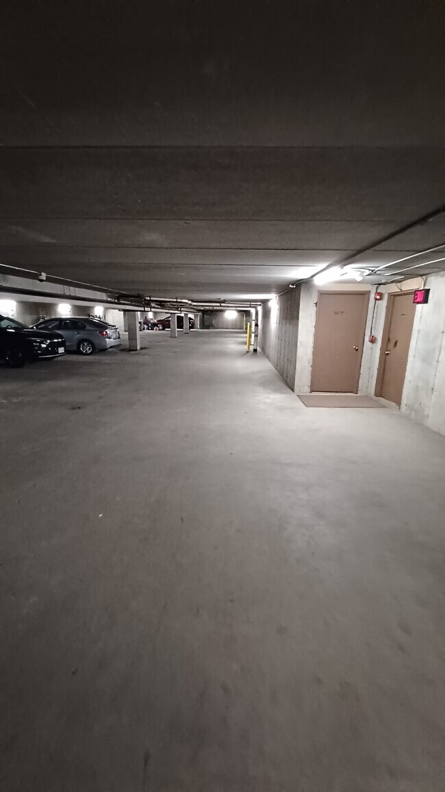 Underground garage - 204 Ski Ct