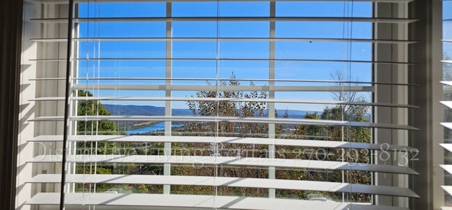 Building Photo - Cozy home with a stunning view!