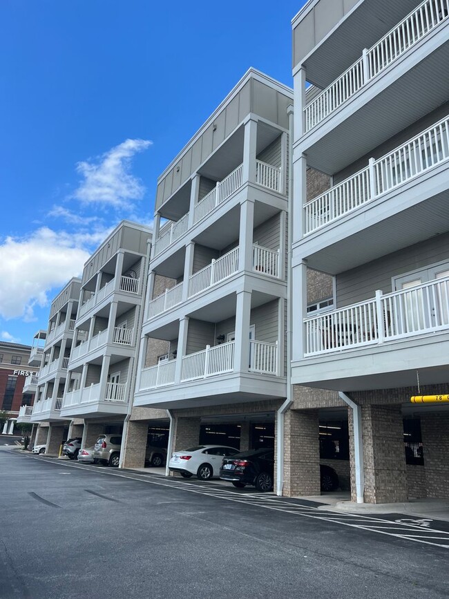 Building Photo - Beautiful 1BR Arbor House Condo Downtown Greensboro