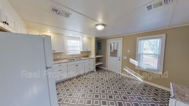 Building Photo - 1030 Oak Dr