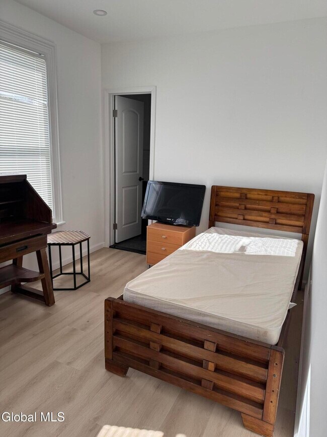 Building Photo - 445 5th Ave