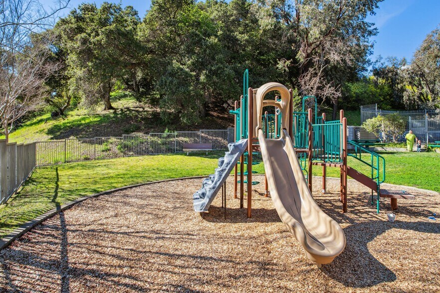 Building Photo - 600 Canyon Oaks Dr
