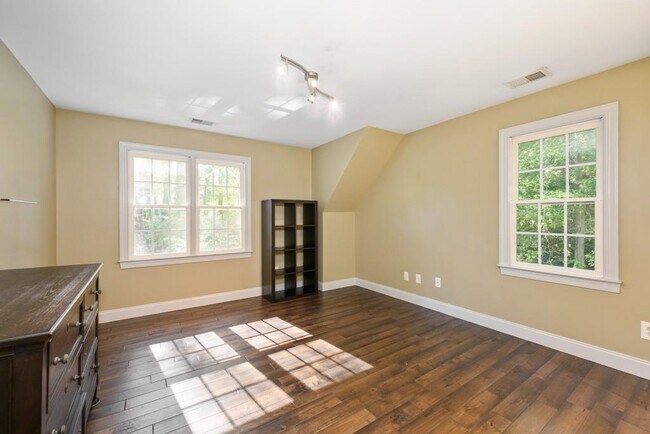 Building Photo - 4878 Long Island Dr NE
