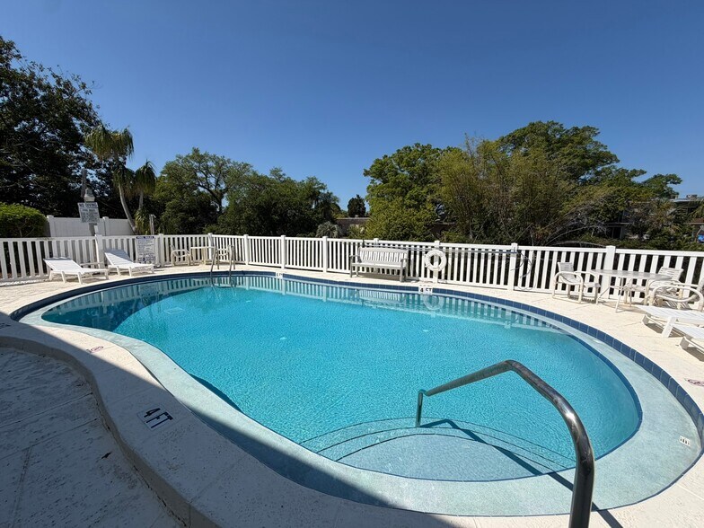 Building Photo - 2 Bed/1 Bath - Unit C3