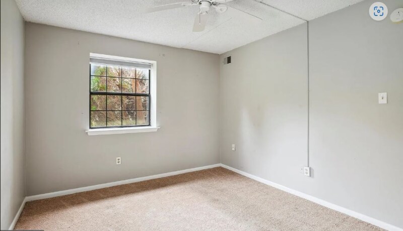 Building Photo - 3005 Valley Dr