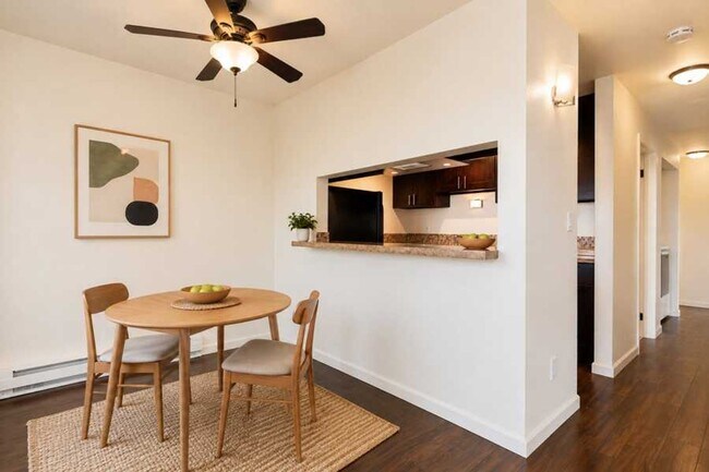 Building Photo - North Beacon Hill 1 Bedroom Apartment for Rent | Beacon Hill Light Rail Access, Balcony, Hardwood...