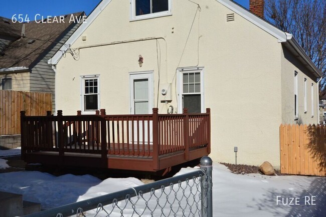 Building Photo - 654 Clear Ave E