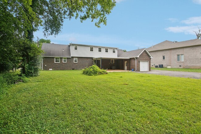 Building Photo - 8024 Regency Dr