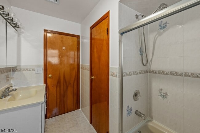 Building Photo - 937 Grove St