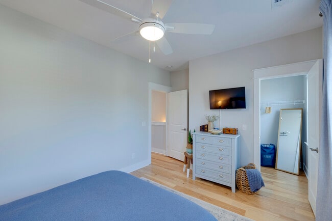 Building Photo - 615 E 33rd St