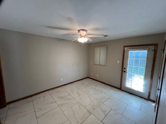 Building Photo - Spacious 3B/2B Duplex in South Lake Charles