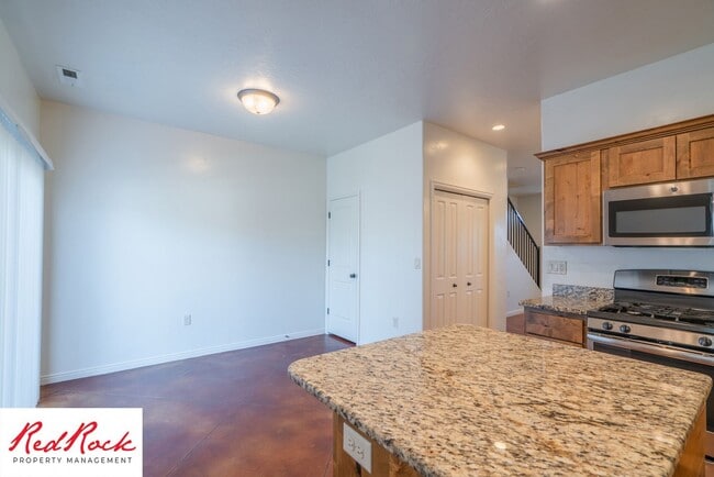 Building Photo - Beautiful Southgate Townhome! 3 Bedroom, 2...