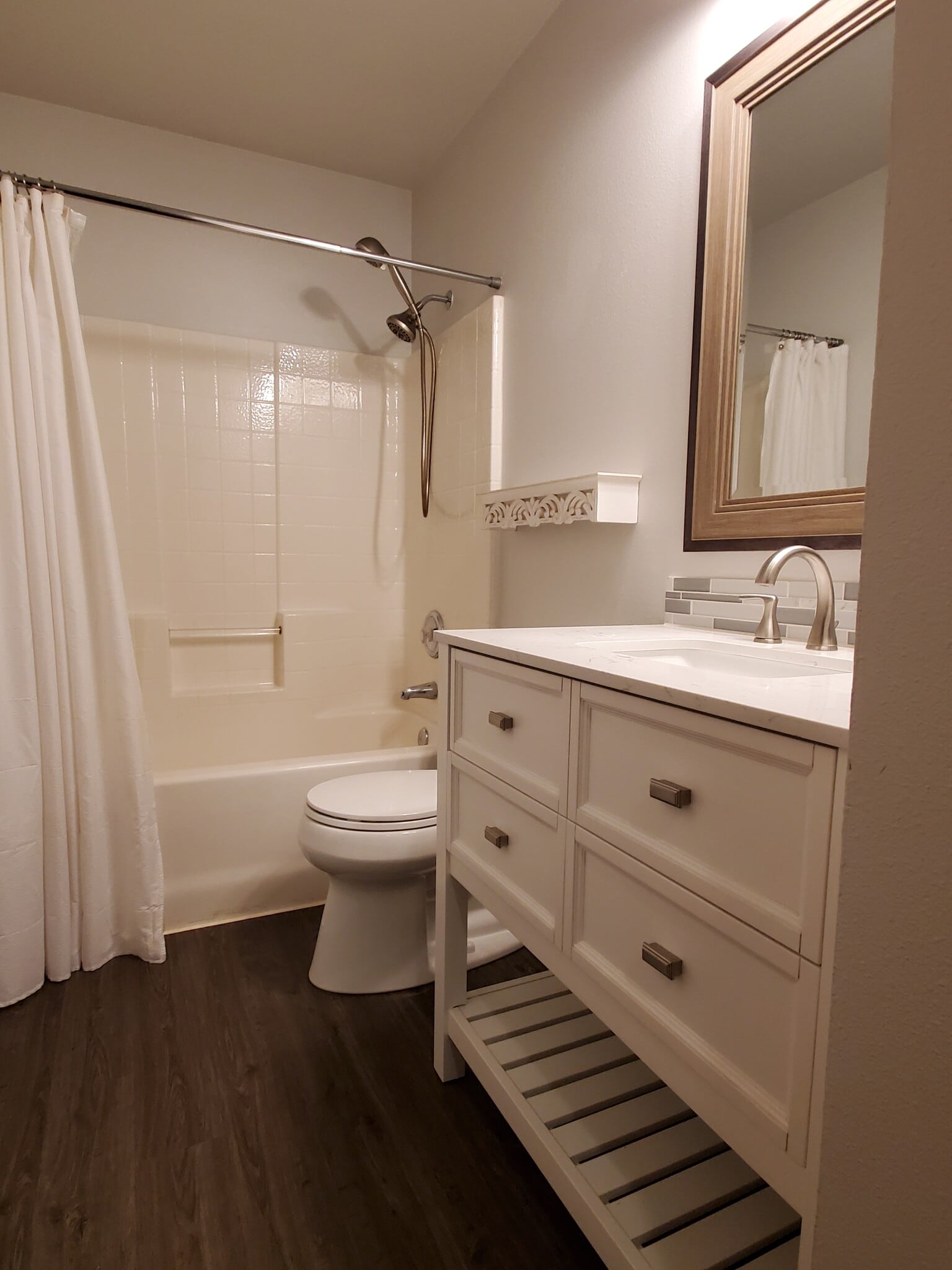 Main Bath - 328 S Dunham Ave
