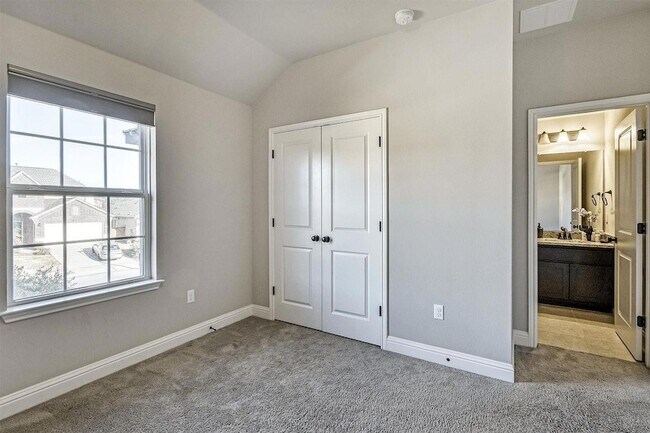 Building Photo - 14924 Iveans Way