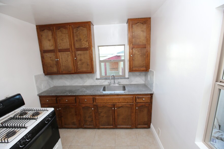 Building Photo - 734 W Beach Ave