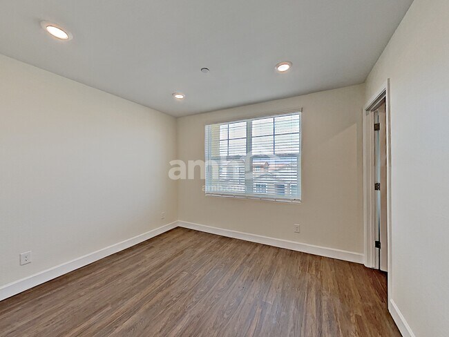 Building Photo - 5949 W Columbine Dr