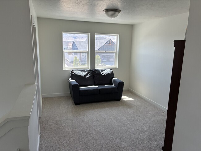 Building Photo - 724 W Blue Mountain Dr