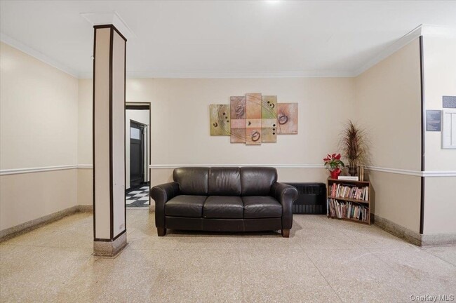 Building Photo - 150 E 210th St