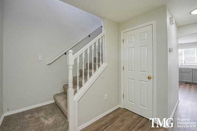 Building Photo - Beautifully Remodeled 3BR Home with Fenced Backyard