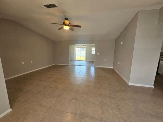 Building Photo - Pet Friendly Updated GREAT home in the area of Trafalgar and Skyline close to boat ramp and park!