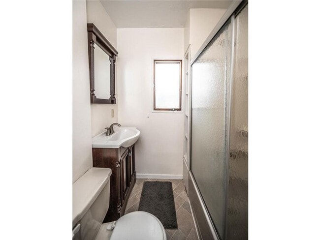 Building Photo - August 1st 2026- Large 5 Bedroom Single Fa...
