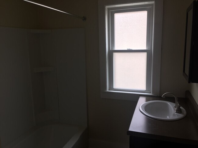 Building Photo - 721 E Center St