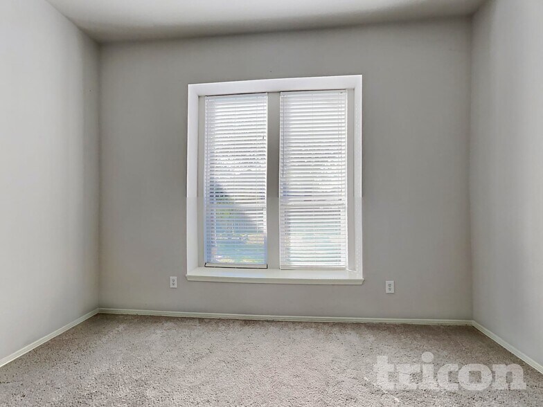 Building Photo - 2205 Highland Hills Dr