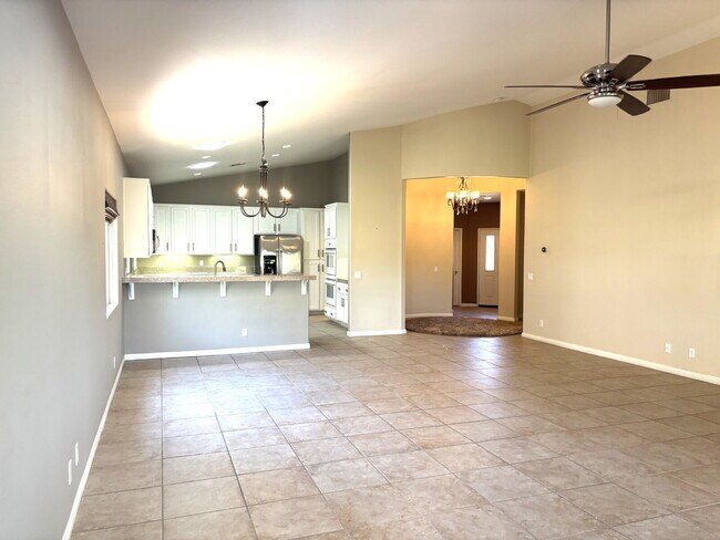 Building Photo - Great Great-Room for Long-term
