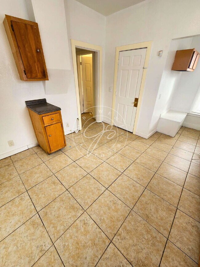 Building Photo - 4 bed 2 bath home with over 1600 Sq Feet!