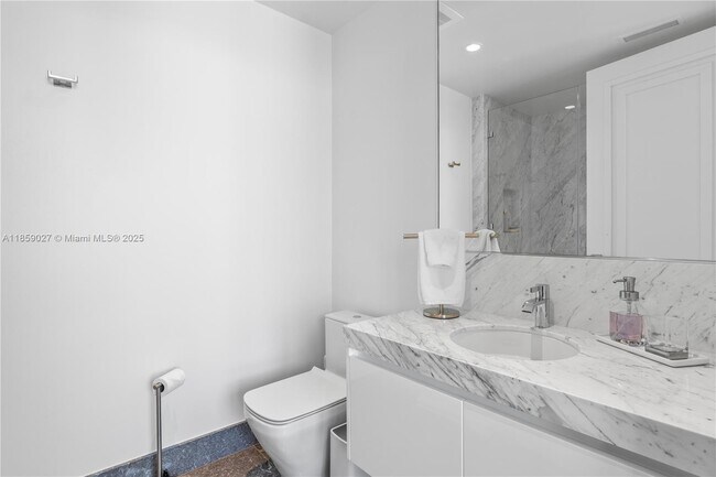 Building Photo - 17901 Collins Ave