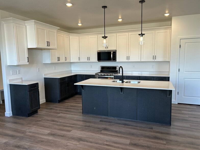 Building Photo - 708 N Plainsman Dr