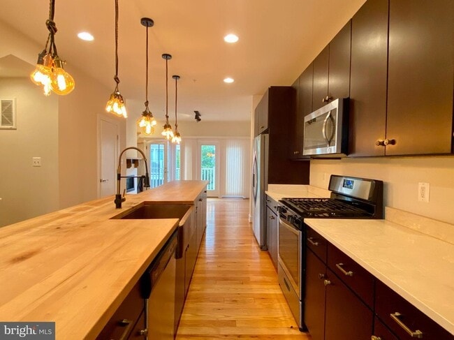 Building Photo - 924 King Farm Blvd