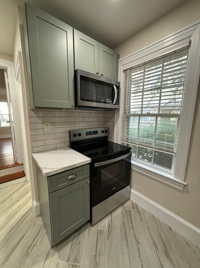 Building Photo - LEASE PENDING!!!! FALL 2026!!! NEWLY REMOD...