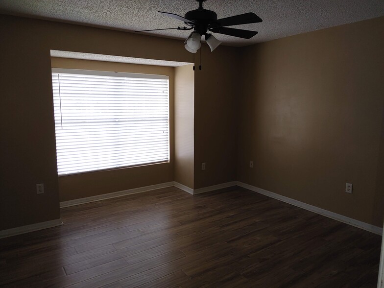 Big bedroom@ - 215 Lake Brook Cir