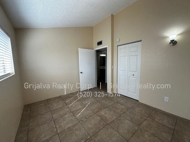 Building Photo - 2020 N Madelyn Ave