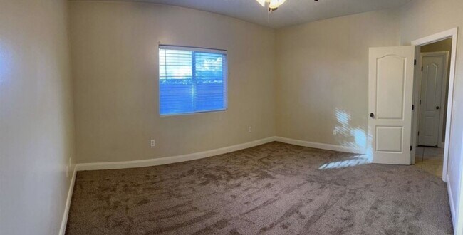 Building Photo - 1058 S Red River Rd