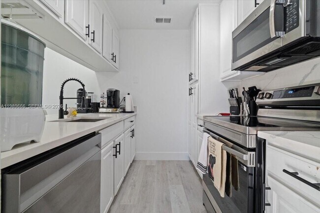 Building Photo - 3627 Cocoplum Cir