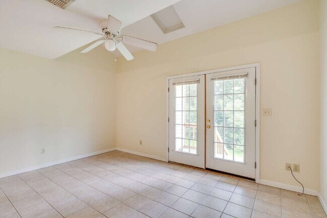 Building Photo - 1 bedroom and 1 bathroom in a 3x3 duplex STEPS AWAY FROM CAMPUS