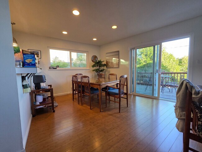 Building Photo - Wonderful Mid Century Home available for lease