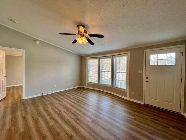 Building Photo - 3-Bed, 2-Bath home in N. Asheville!