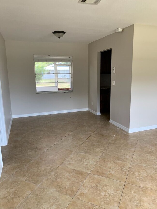 Building Photo - Nice 3/2 in St. Cloud on Oversized Lot w/ Lots of Upgrades