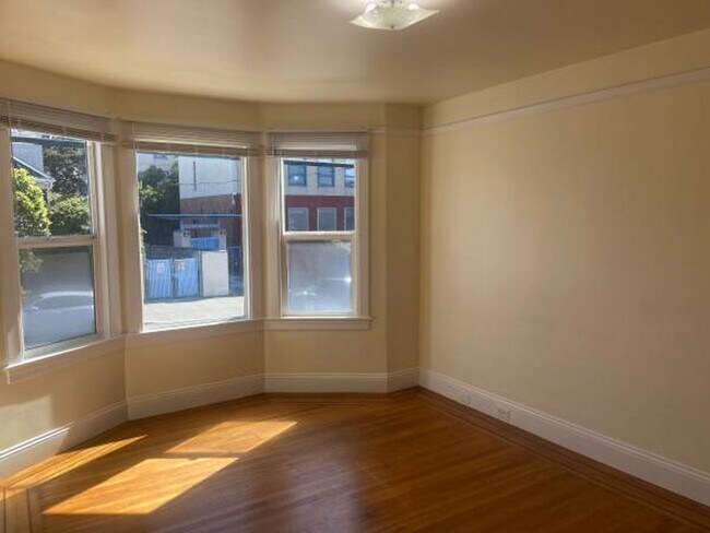 Building Photo - Lovely Exclesior Home with 2 Car Garage Pa...