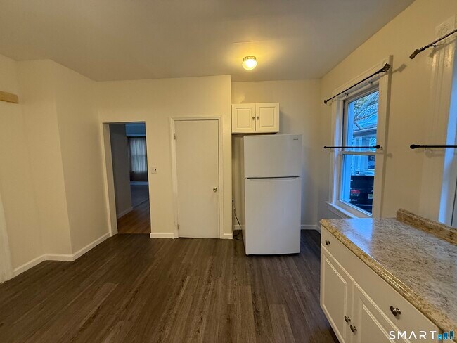 Building Photo - 180 5th St