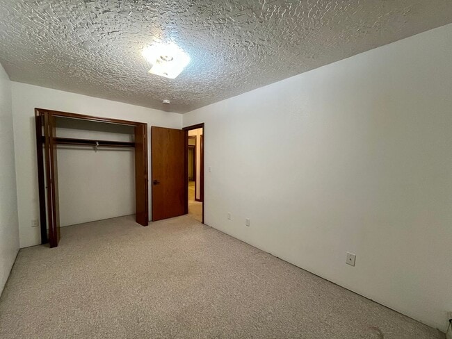 Building Photo - Cat friendly condo for rent in University West