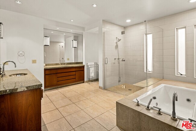 Building Photo - 211 18th St