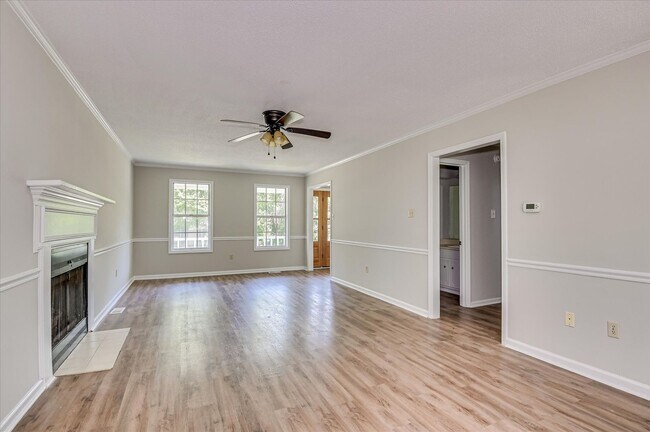 Building Photo - 3 bedroom, 2.5 bathroom home on a large co...