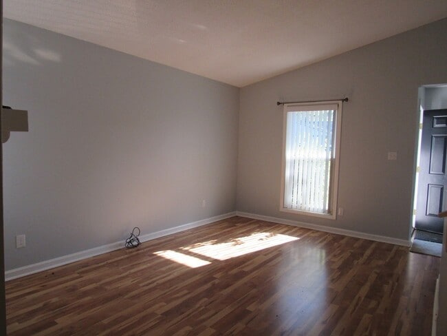 Building Photo - 2 BR 1.5 BA Duplex in Twinwood