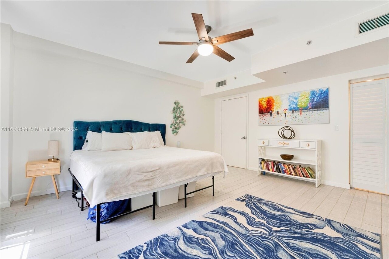 Large Beach Themed Bedroom - 435 21st St