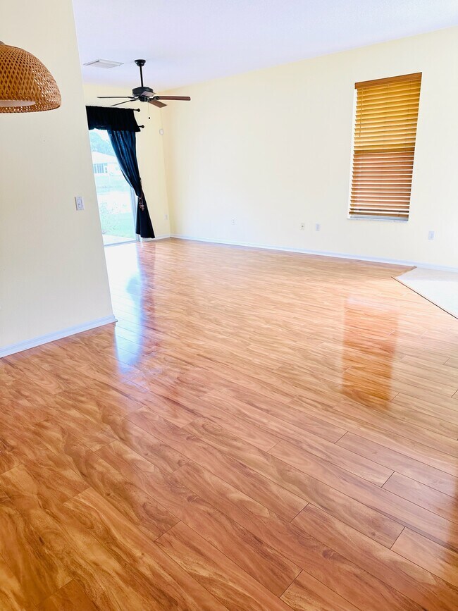 Building Photo - 867 SW Rocky Bayou Ter